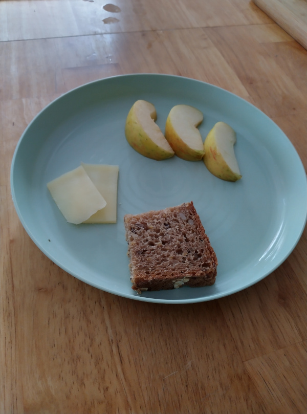 Kinderteller mit Brot, Käse und Apfelstücken