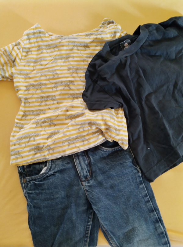 Gebrauchte Kinderkleidung (2 T-Shirts und eine Jeans)